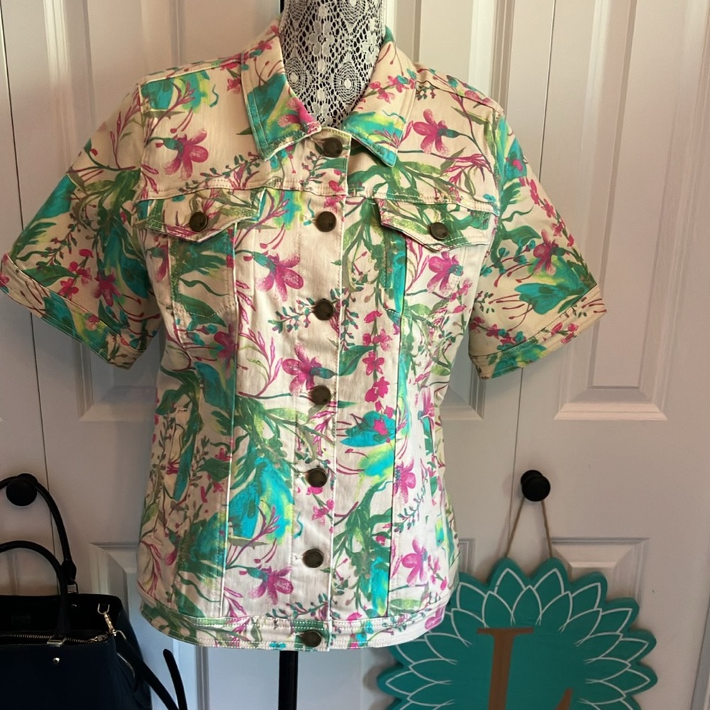 ☀️🌻Super cute cream floral jean jacket with short sleeves.